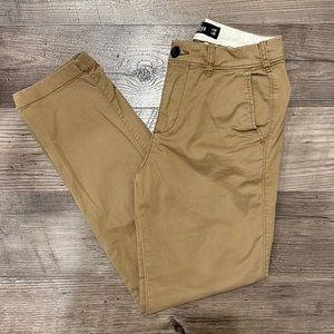 Men’s Hollister Slim Straight Chino (Epic Flex) 26x30 Khaki, LIKE NEW